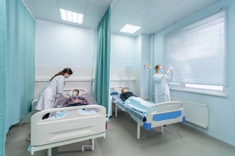 Палата стационара АлкоСпас: пациенты под капельницей, рядом дежурят врачи
